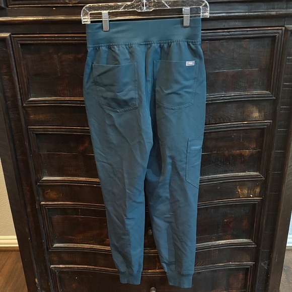 Women's Figs Zamora jogger scrub pants green with Pink Drawstring - Picture 2 of 3